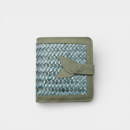 Lumi – portafoglio in pelle intrecciata a mano | Avocado & Teal con motivo intrecciato, bordi in pelle verde avocado e chiusura a pressione