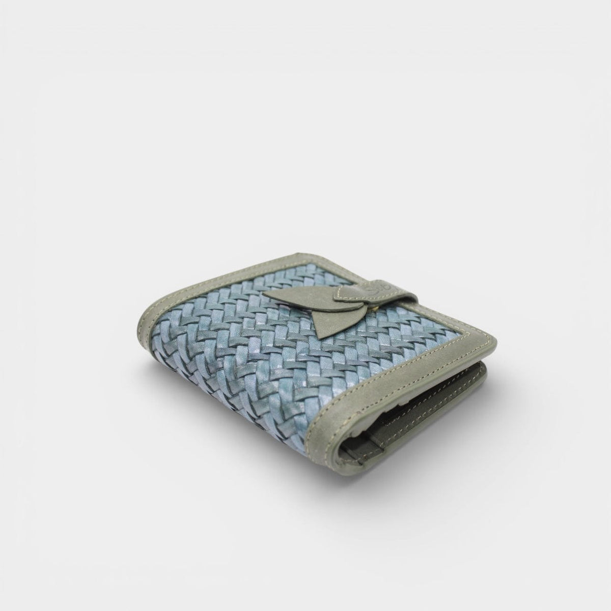 Lumi – portafoglio in pelle intrecciata a mano | Avocado & Teal con pelle teal intrecciata, bordi lisci verde avocado e chiusura con linguetta