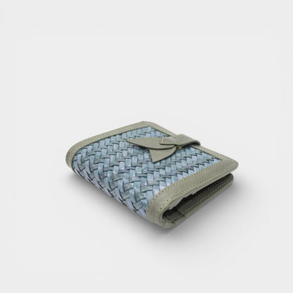 Lumi – portafoglio in pelle intrecciata a mano | Avocado & Teal con pelle teal intrecciata, bordi lisci verde avocado e chiusura con linguetta
