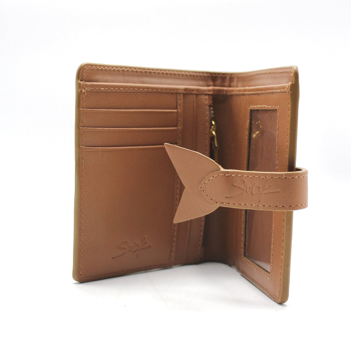 Lumi - Handwoven Leather Wallet | Castanho & Taupe open to display card slots, ID window, and secure leather tab closure sobre fundo branco.