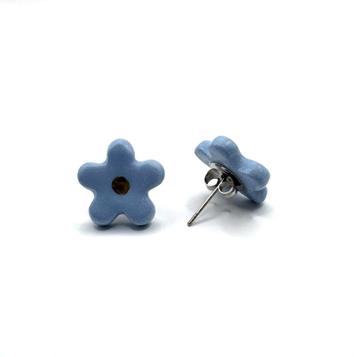 Margherita hellblau floral ceramic stud earrings with golden detail