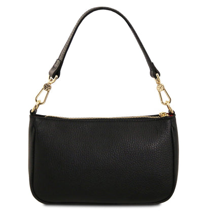 Parfait nero leather clutch con texturosso grain, accessori metallici color oro e detachable chain strap.