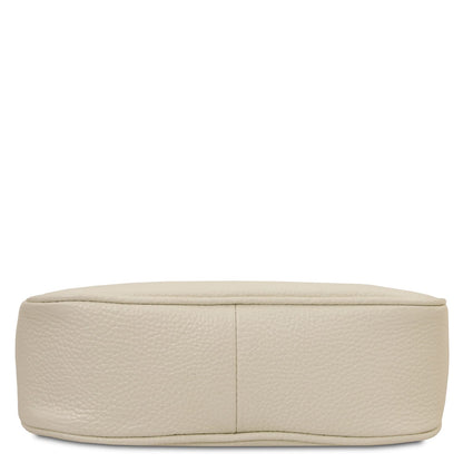 Vista dal basso of beige pelle martellata clutch che mostra stitched base seam.