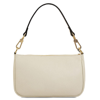 Beige pelle martellata crossbody bag con accessori metallici color oro e detachable two-tone strap.