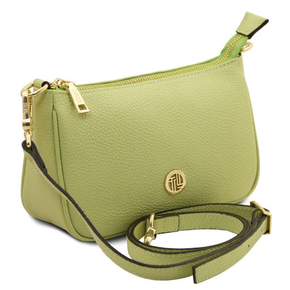 Lime verde texturosso leather crossbody bag con top zipper e tracolla removibile.