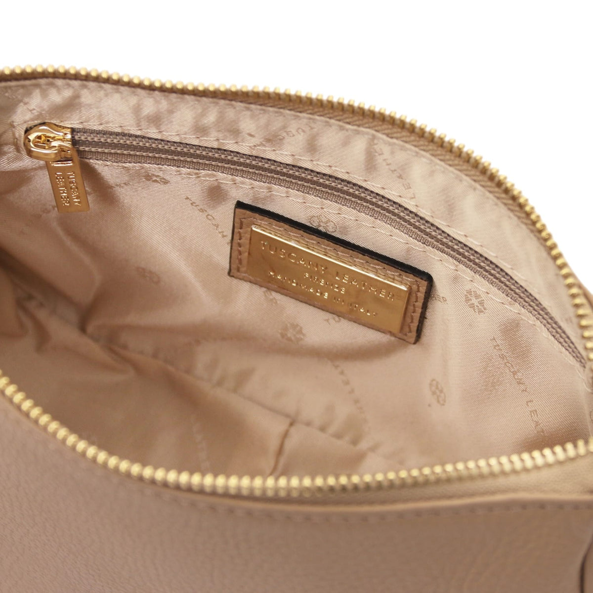 Vista interna of Parfait leather clutch con tasca con zip e gold bre plaque on fodera beige.