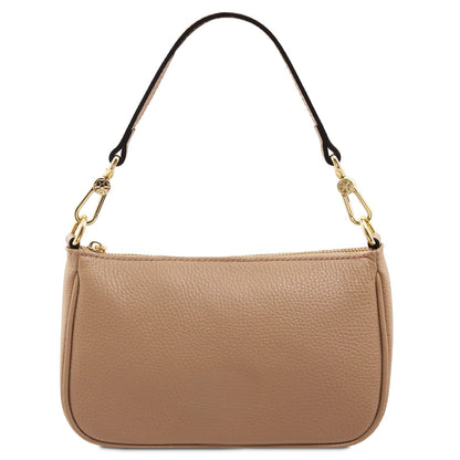 Parfait cuoio leather clutch con a manico superiore e accessori metallici color oro su sfondo bianco