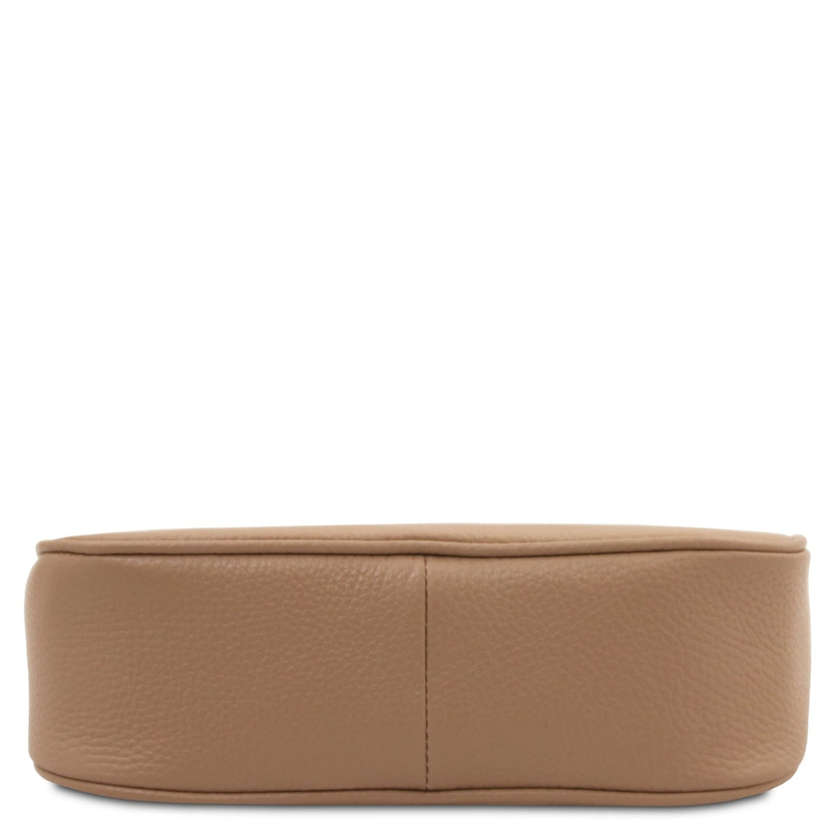 Vista dal basso of Parfait cuoio leather clutch che mostra rounded base e central seam