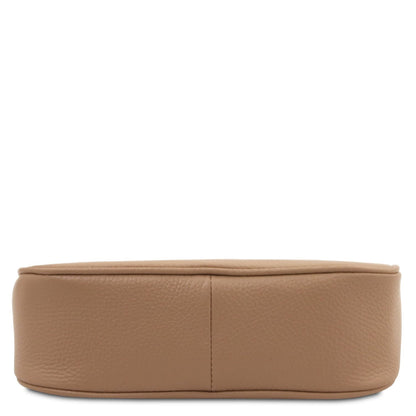 Vista dal basso of Parfait cuoio leather clutch che mostra rounded base e central seam