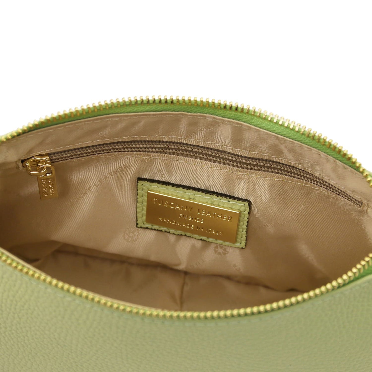 Bottom edge of verde lime pelle martellata clutch con a centerosso seam e rounded base.