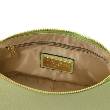 Bottom edge of verde lime pelle martellata clutch con a centerosso seam e rounded base.