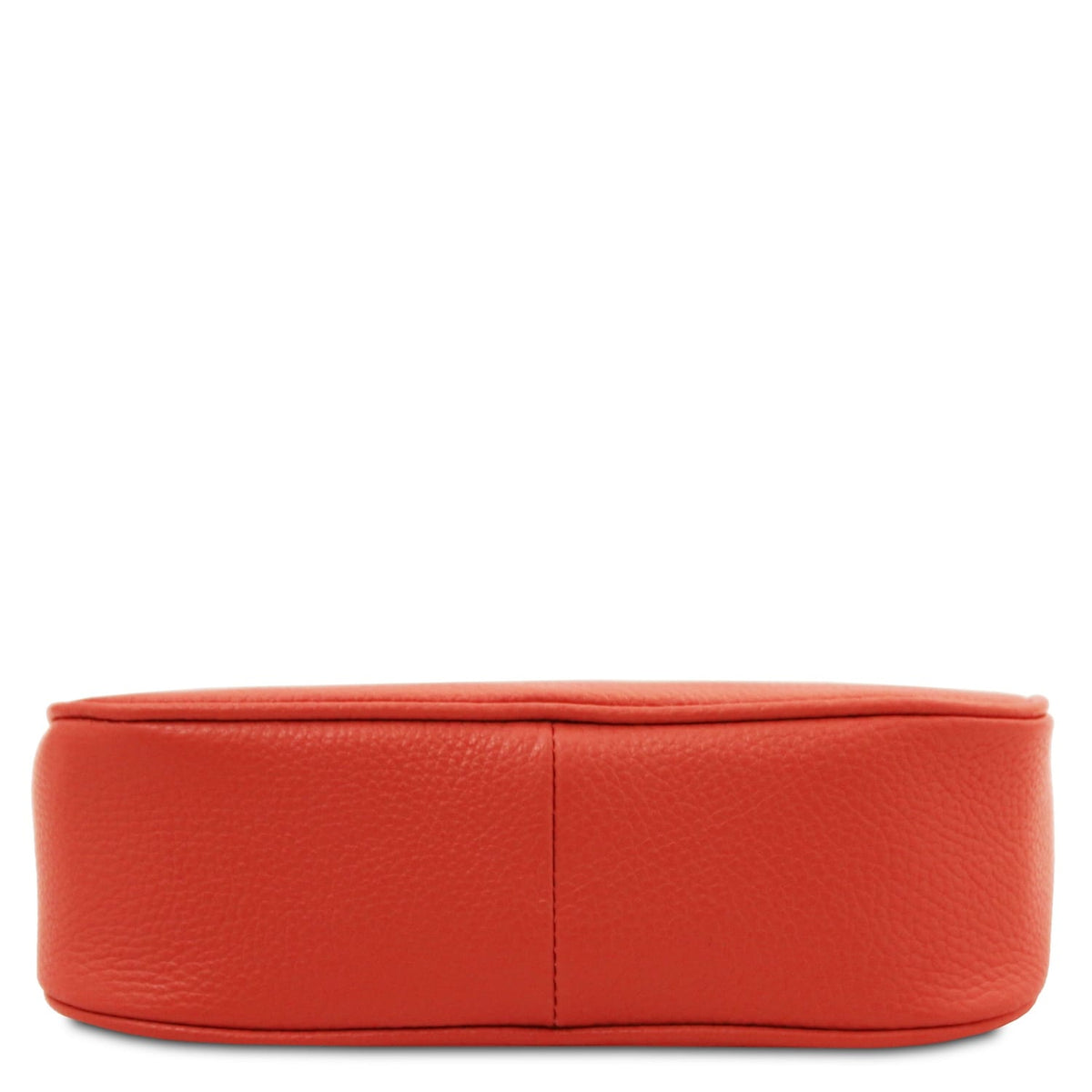 Parfait leather clutch in rosso con texture martellata shown from a vista laterale.