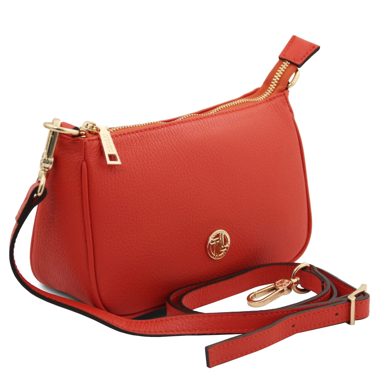 Rosso texturosso leather clutch con accessori metallici color oro e tracolla removibile su sfondo bianco