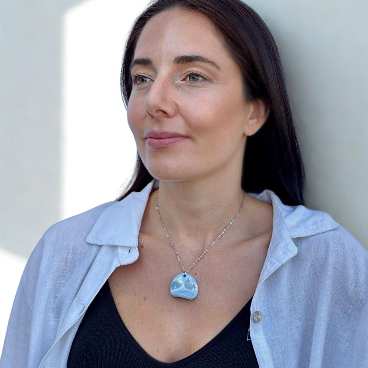 Modella con Perla hecrafted azzurro ceramic pendant necklace con a silver chain
