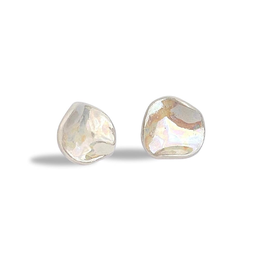 Irregular pearl white ceramic stud earrings sur fond blanc