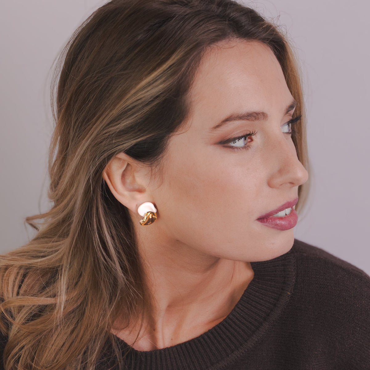 Primer plano of a mujer con Petali white pendientes de botón de cerámica with lustre dorado