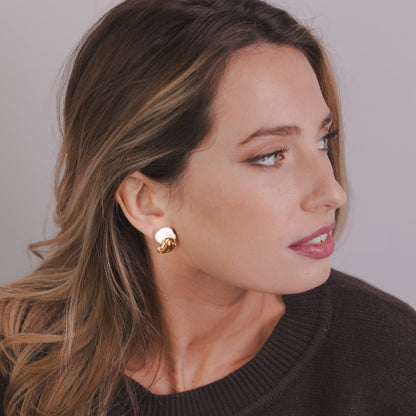 Primer plano of a mujer con Petali white pendientes de botón de cerámica with lustre dorado