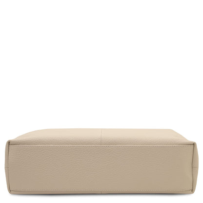 Vista inferior of beige Plenia Italian leather bolso shopper with flat reccuerogular base
