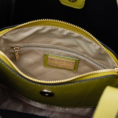 Vista interna of the Soave pelle morbida hebag con fodera beige, a zipped pocket e a gold bre label.