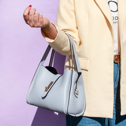Soft azzurro leather hebag con due manici e accessori metallici color oro