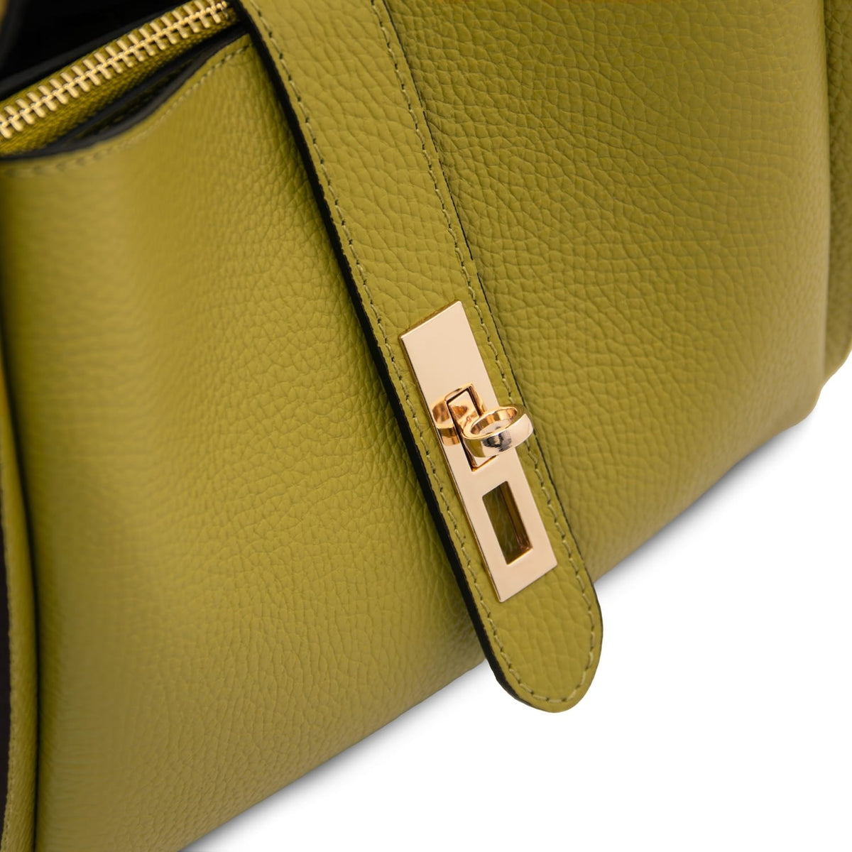 Primo piano of the verde oliva strap con a gold reccuoiogular clasp on the Soave hebag