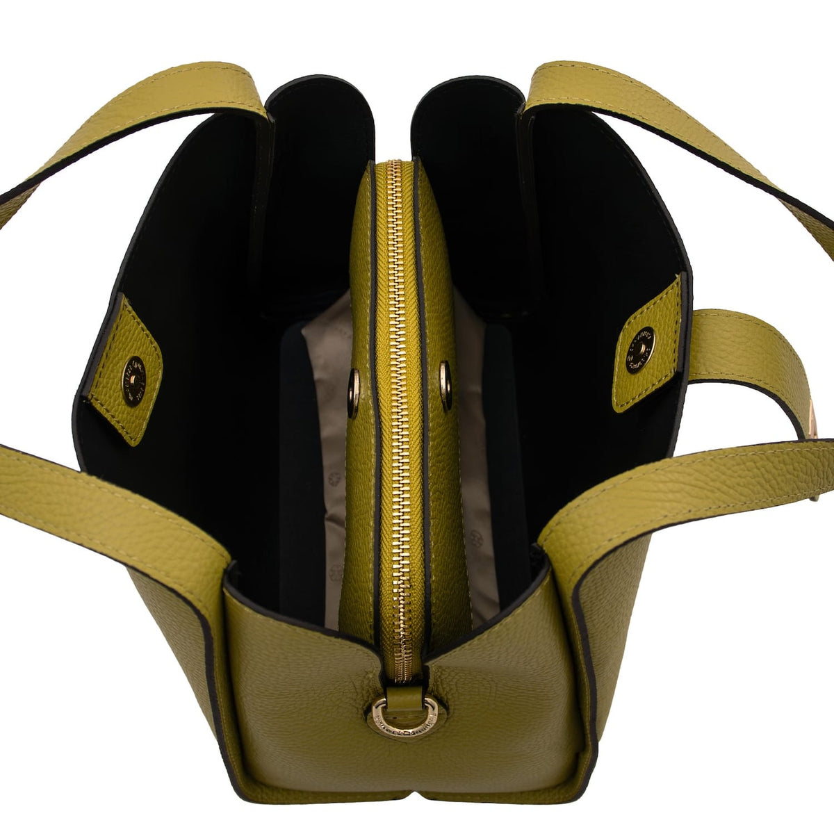 Aperto giallo oliva leather hebag showing a divisorio centrale con zip e due scomparti laterali.