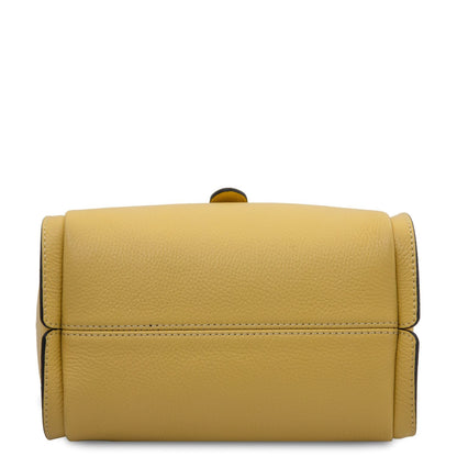 Base of giallo senape pelle morbida hebag con visible stitching.