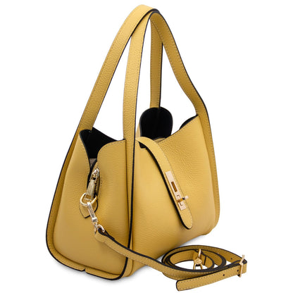 Vista laterale of a giallo senape leather hebag con a tracolla removibile.
