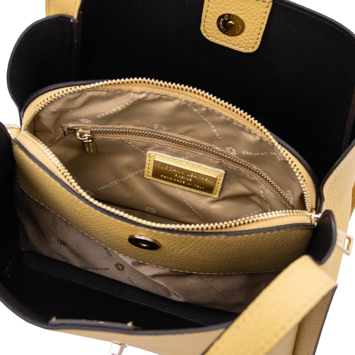 Vista interna of Soave hebag con fodera beige, tasca con zip e bre plate