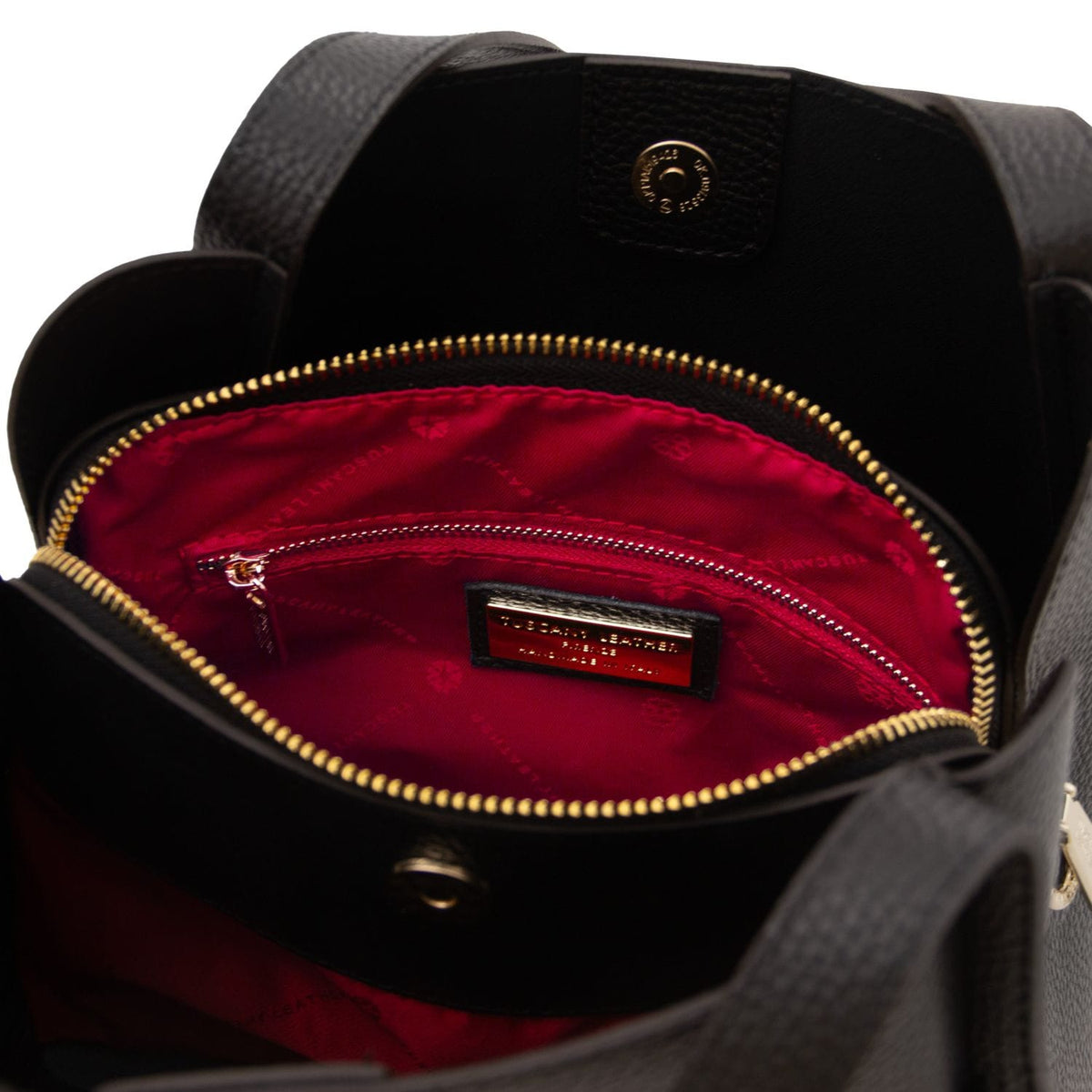 Vista interna con rosso lining, tasca con zip, e bre plaque inside the Soave pelle morbida hebag