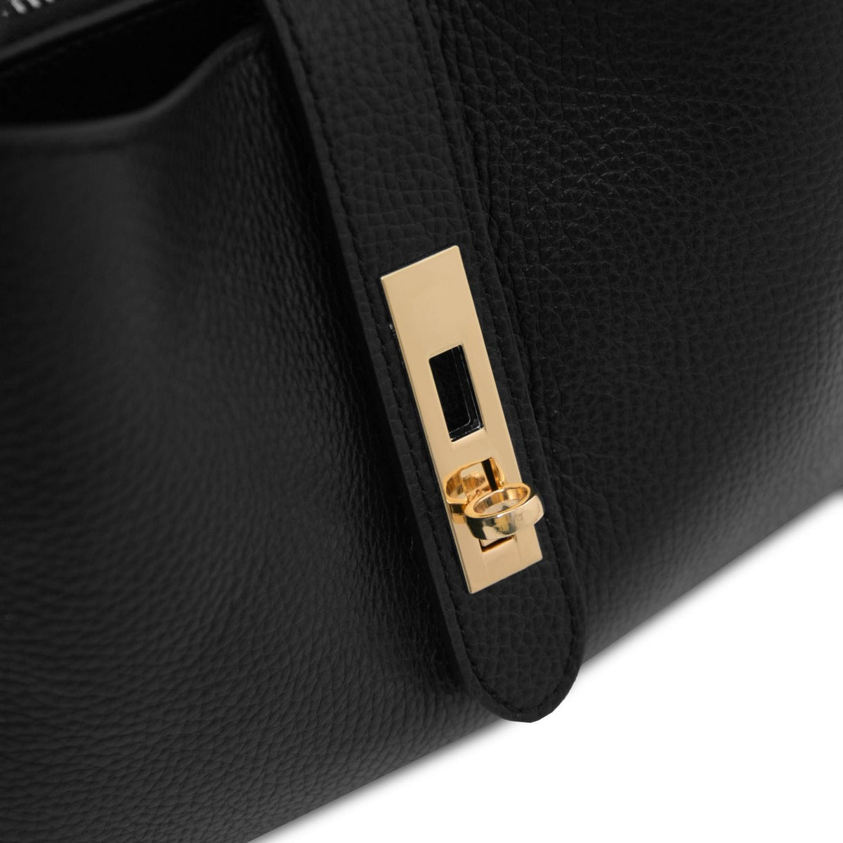 Oro latch detail on the side of the nero leather hebag con texture martellata
