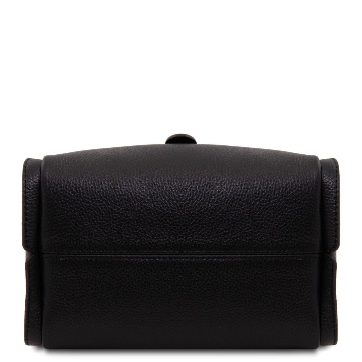 Primo piano of nero pelle martellata bag con gold reccuoiogular lock hardware