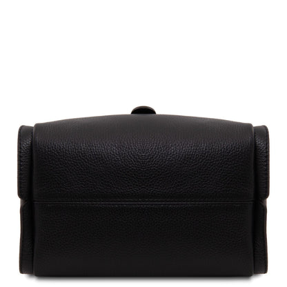 Primo piano of nero pelle martellata bag con gold reccuoiogular lock hardware