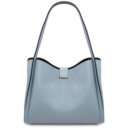 Vista frontale of azzurro pebble leather hebag con curved top e central strap closure