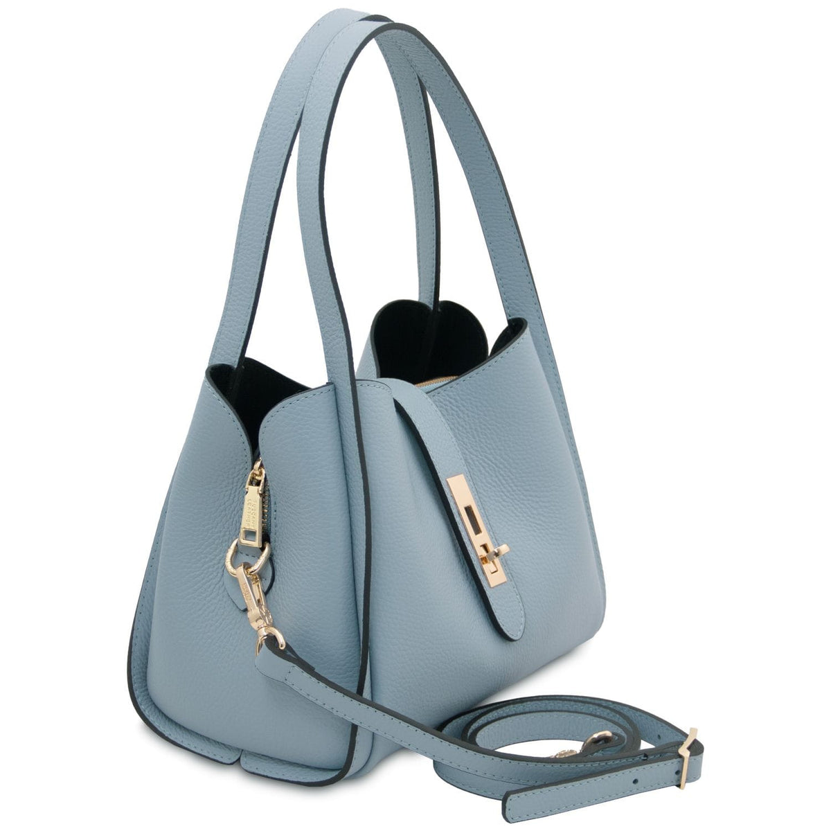 Three quarter view of azzurro pebble leather hebag con tracolla removibile e accessori metallici color oro