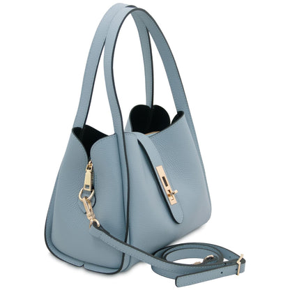 Three quarter view of azzurro pebble leather hebag con tracolla removibile e accessori metallici color oro