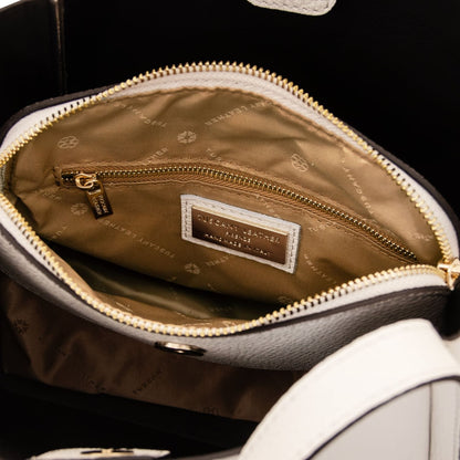 Vista interna of beige hebag con fodera color cuoio gold tasca con zip e bre label.