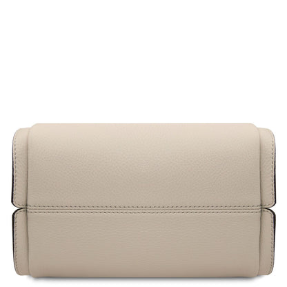 Beige pelle morbida hebag bottom panel con cuciture visibili.