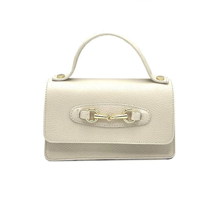 Beige handbag with a gold clasp sobre fondo blanco