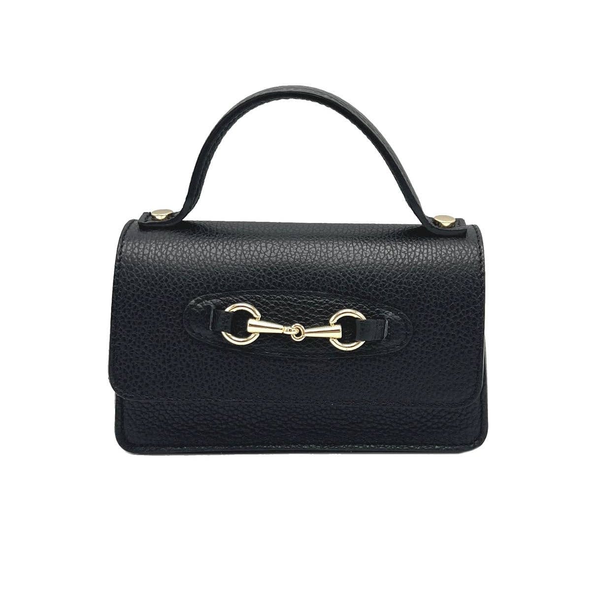 Negro handbag with herrajes dorados sobre fondo blanco