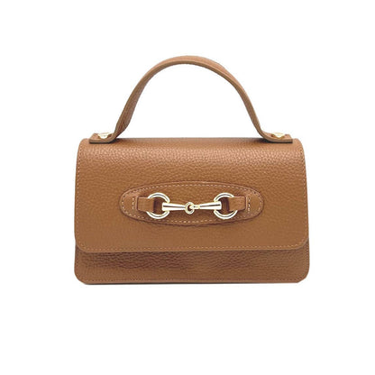 Marrón leather handbag with a gold clasp sobre fondo blanco