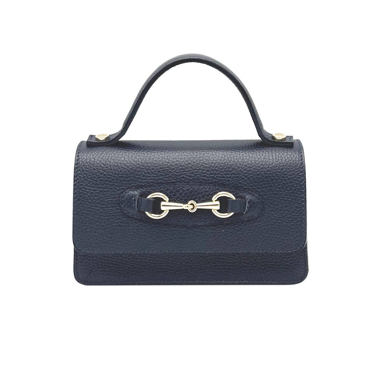 Azul marino blue handbag with a gold clasp sobre fondo blanco
