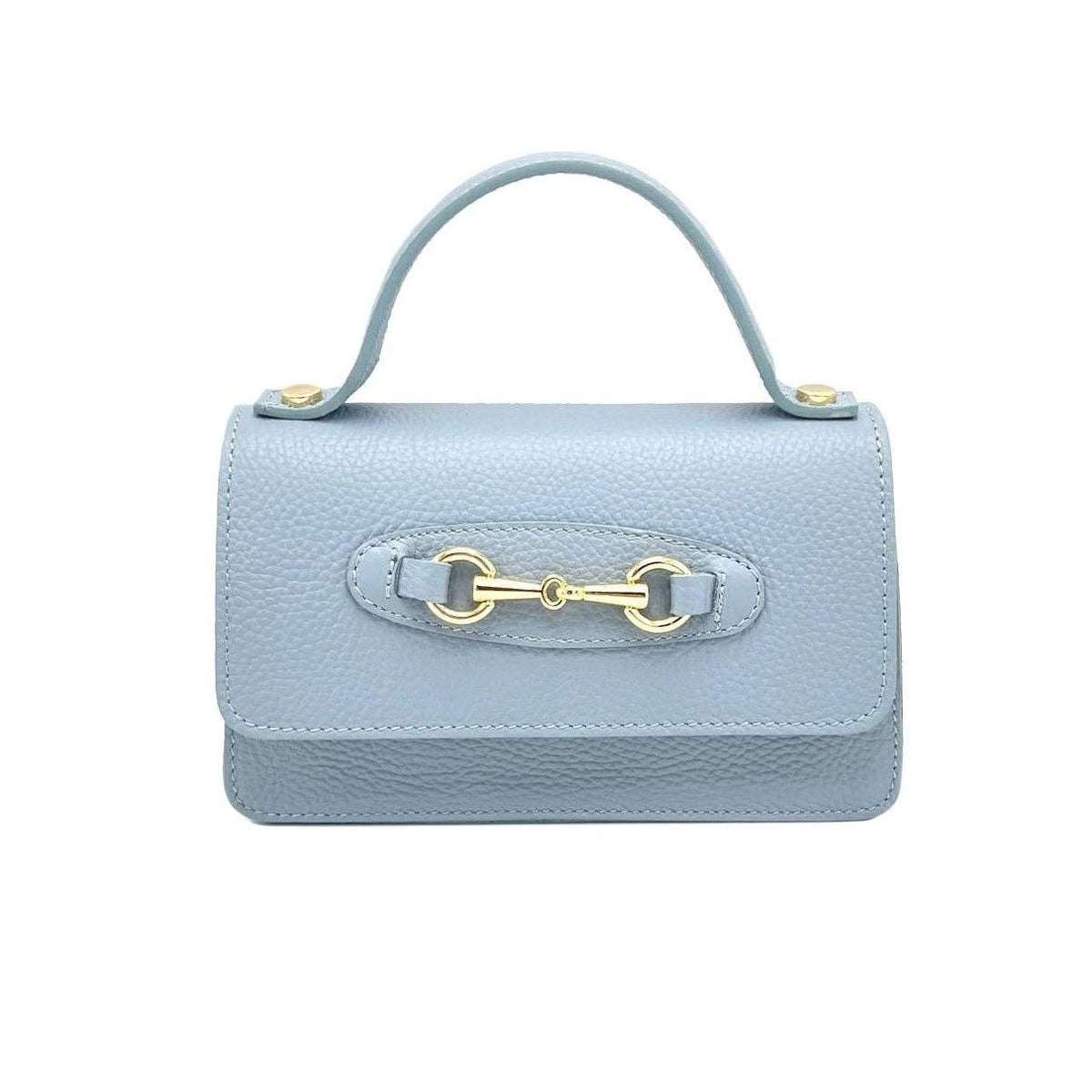 Azul claro handbag with a gold horsebit clasp sobre fondo blanco