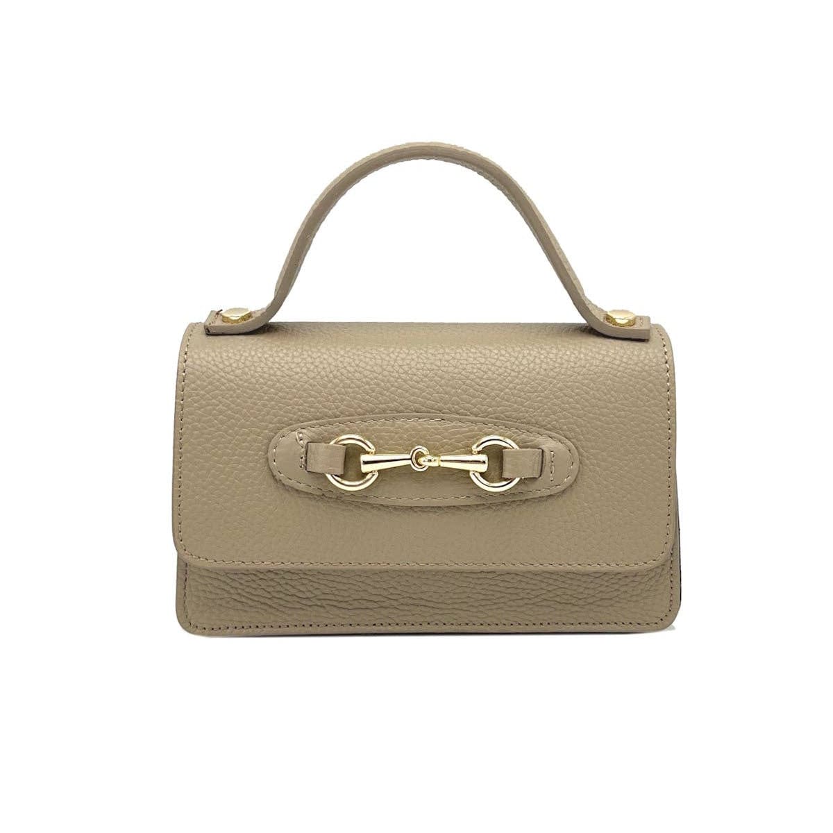 Beige handbag with a gold clasp sobre fondo blanco