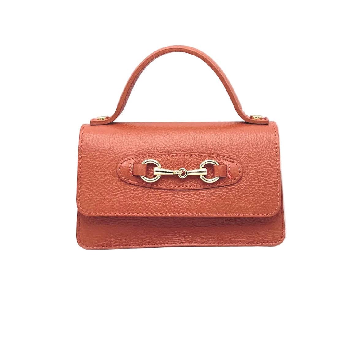 Naranja handbag with a gold clasp sobre fondo blanco
