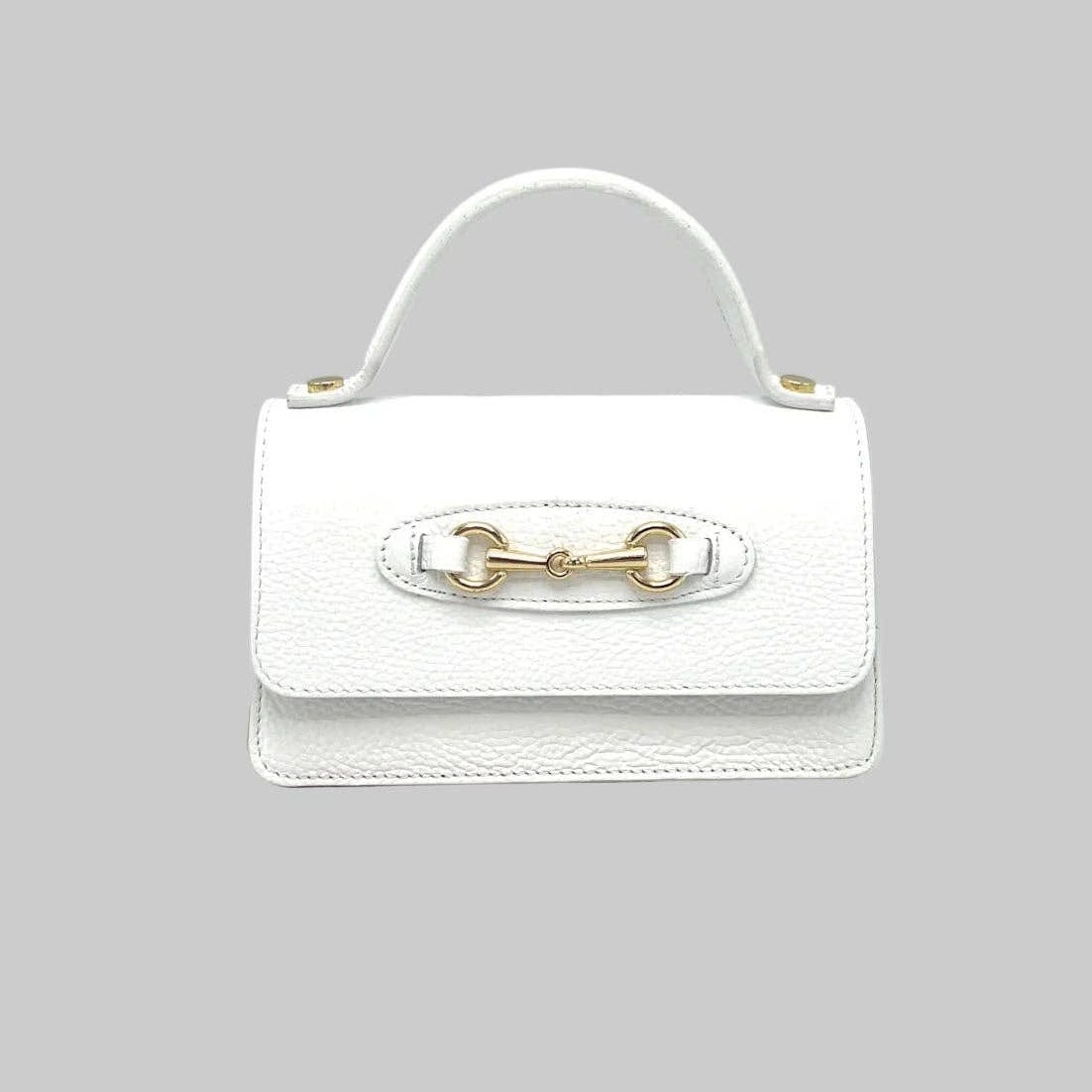 Blanco handbag with herrajes dorados sobre fondo gris claro