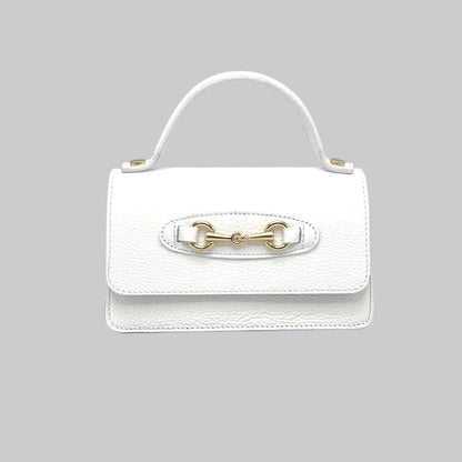 Blanco handbag with herrajes dorados sobre fondo gris claro