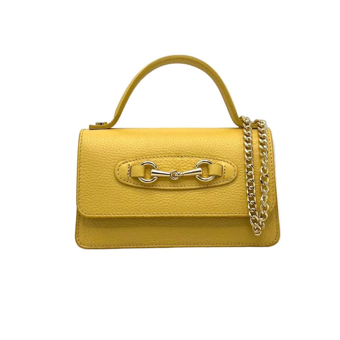 Amarillo handbag with a chain detail sobre fondo blanco