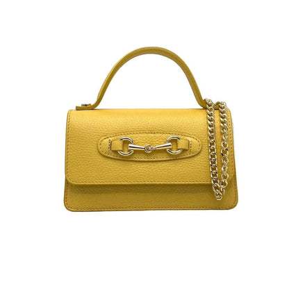 Amarillo handbag with a chain detail sobre fondo blanco