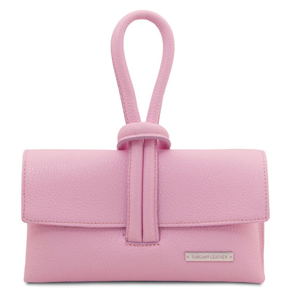 Roze foldover leather clutch with wrapped strap and handvat met a metal brand plate